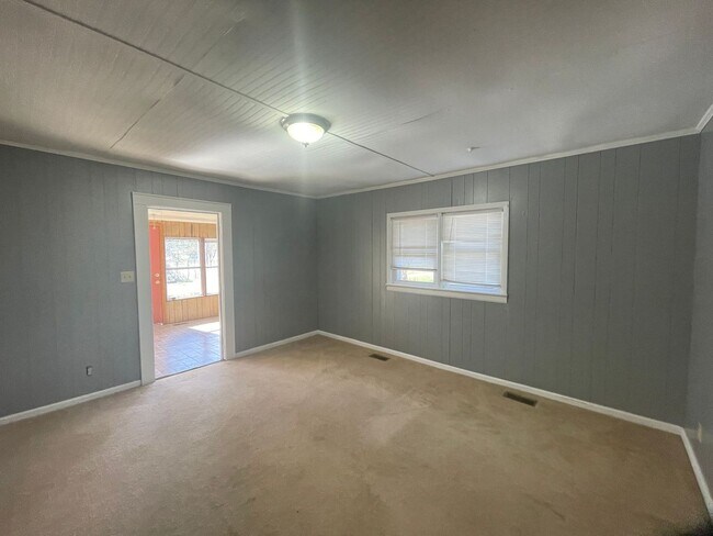 Foto del edificio - 2 bedroom 1 bath house available