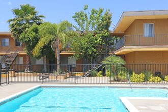 Universal Pointe Apartments - 8