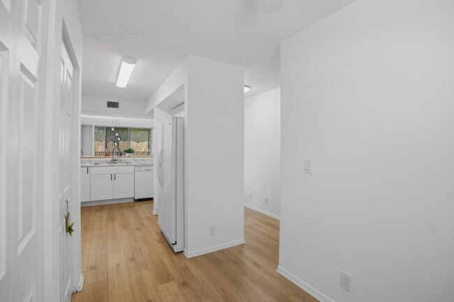 Foto del edificio - 8296 NW 24th St