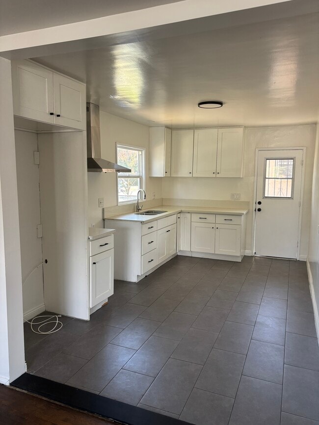 Building Photo - 1303 Amalia Ave