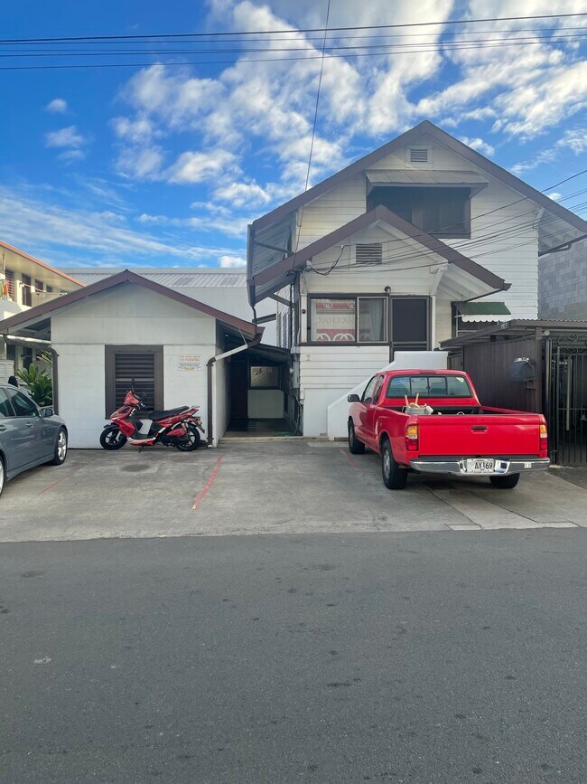 Espacio de estacionamiento en camión rojo. - 1927 Kalani St