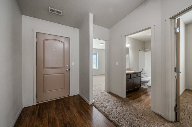 Foto del edificio - 6933 Fast Hawk Ln