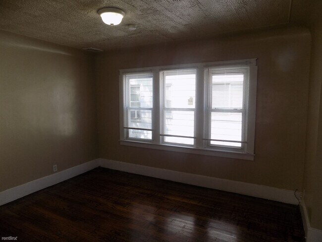 Foto del edificio - 2 br, 1 bath Duplex - 15841 Kentucky St