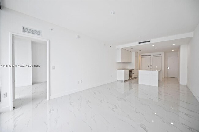 Foto del edificio - 700 NE 24th St
