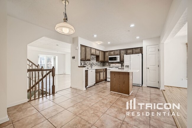 Building Photo - 9851 Bayline Cir