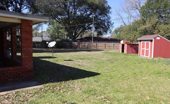 Building Photo - Charming family home in nice neighborhood