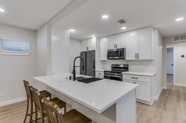 Photo - 2805 Sandage Ave Apartment