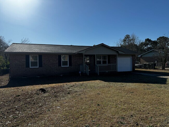 Building Photo - 3 Bedroom 1 Bath in Hope Mills
