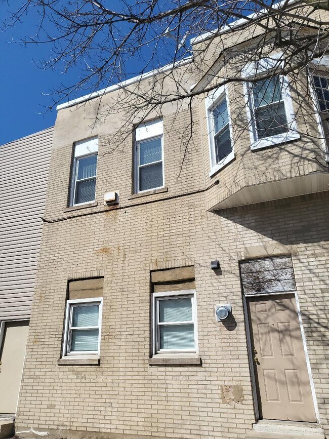 Building Photo - 3158 S Union Ave