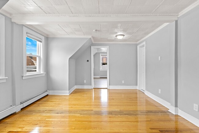 Building Photo - 104 Oak St