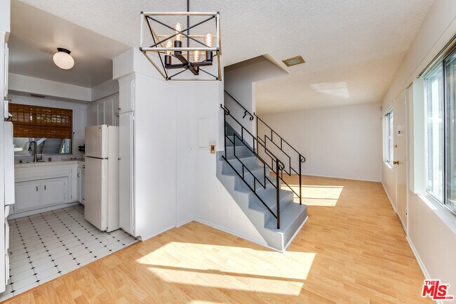 Foto del edificio - 4131 Warner Blvd