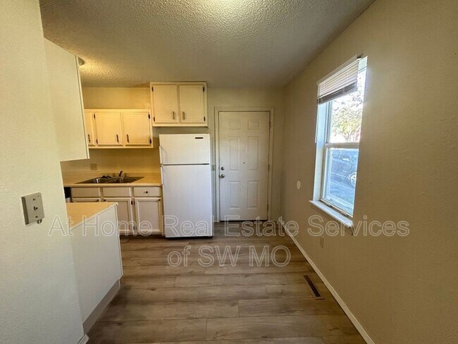 Foto del edificio - 1636 N Benton Ave