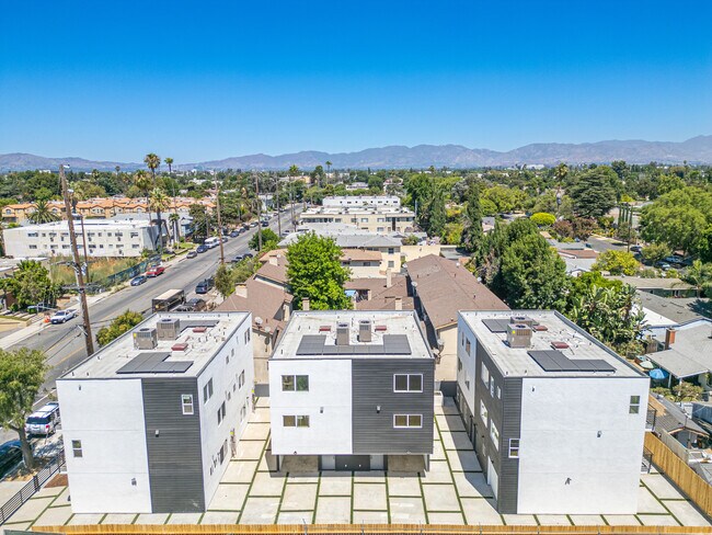 Building Photo - 6832 Hazeltine Ave