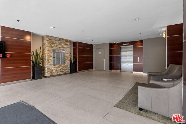 Foto del edificio - 1617 S Beverly Glen Blvd