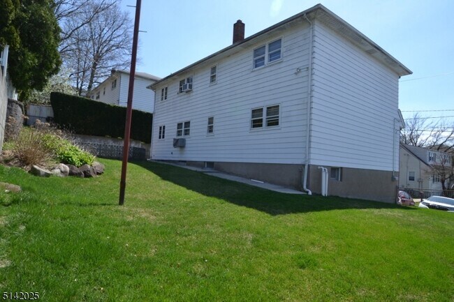 Building Photo - 82 Rose Pl