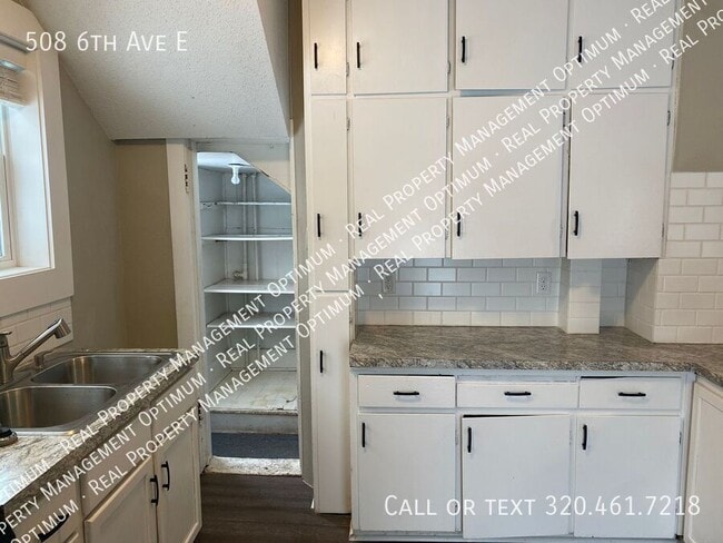 Building Photo - 508 6th Ave E