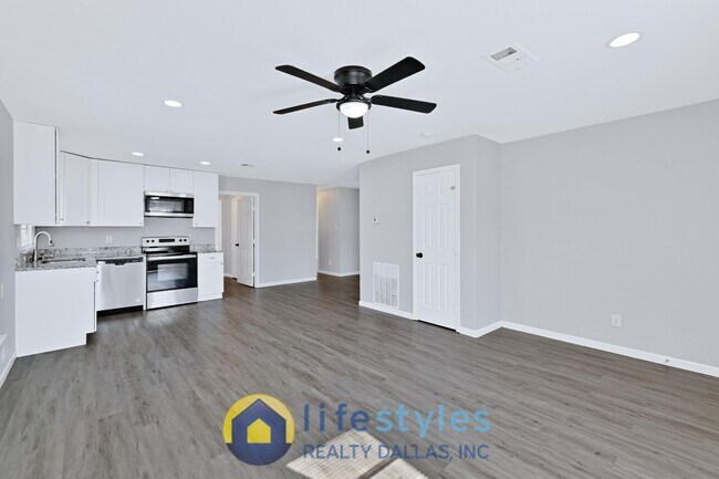 Foto del edificio - 2245 E Overton Rd