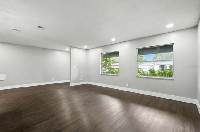 Foto del edificio - Beautiful 3 Bedroom House in Quiet Port Or...