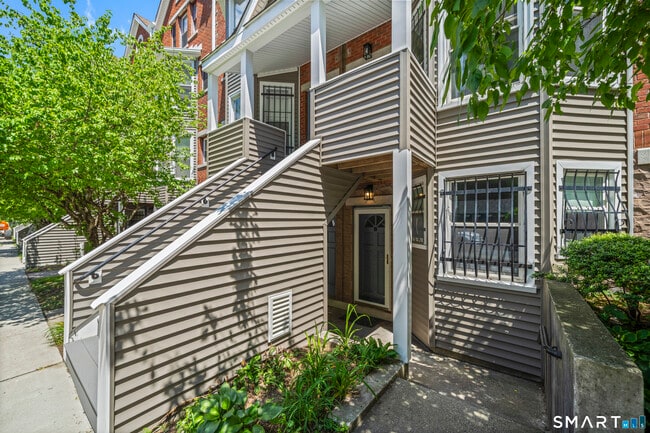 Foto del edificio - 136 Maple Ave
