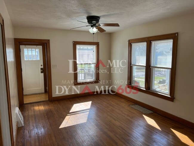 Foto del edificio - 4+BD/2 BATH HOUSE NEAR AUGUSTANA & USF with Garage