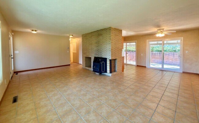 Foto del edificio - 275 Cold Springs Rd