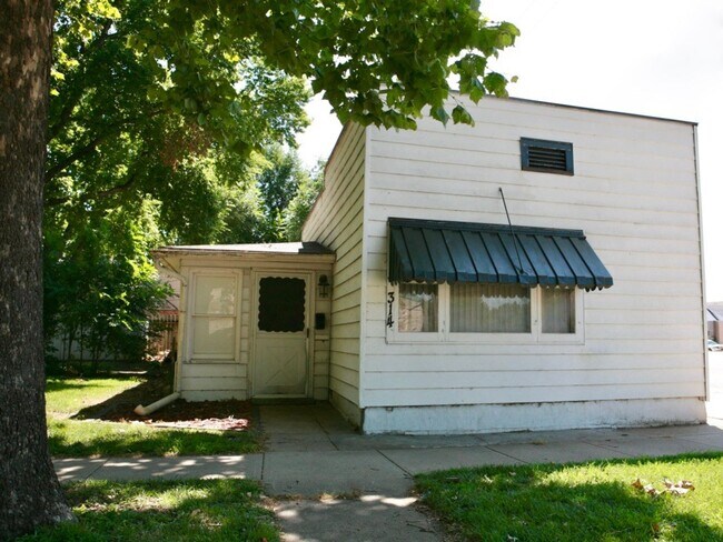 Building Photo - Unique and Spacious Property Centrally Loc...