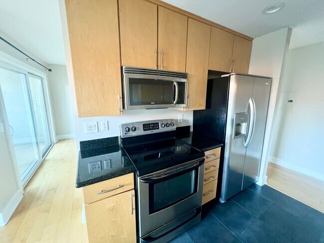 Foto del edificio - Modern 2BR/2BA Hillcrest Condo with Private Balcony & Amenities