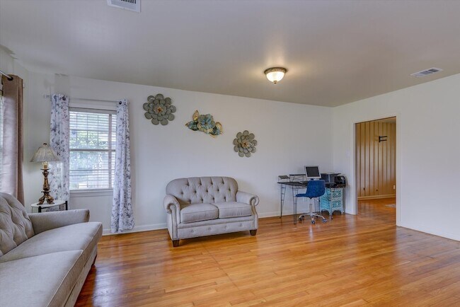 Building Photo - 5611 Milart St
