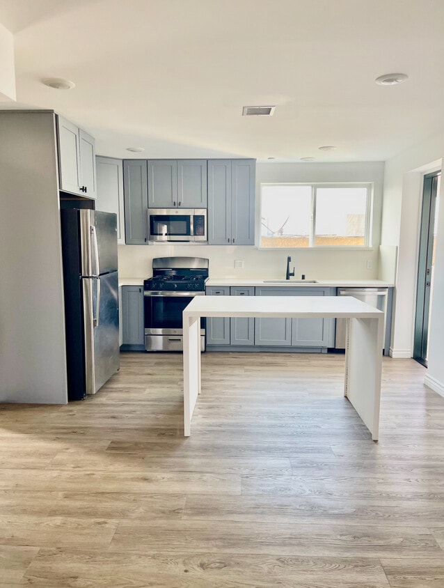 Primary Photo - 5731 Lexington Ave