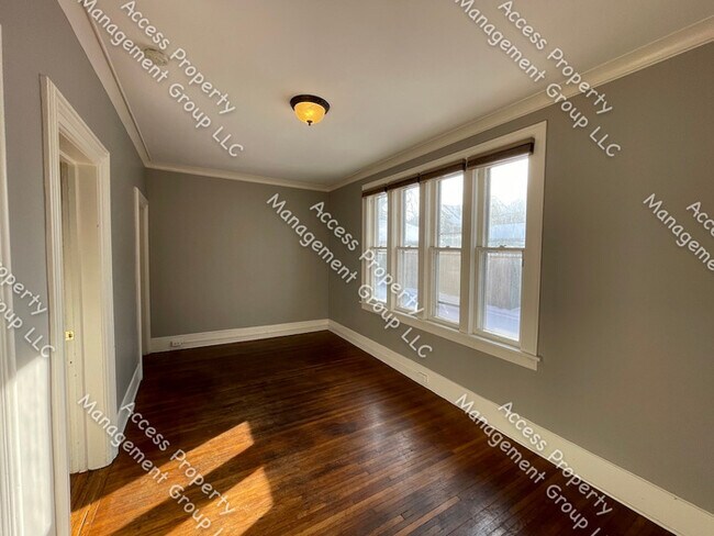 Building Photo - East Hills Two Bedroom One Bathroom Lower ...