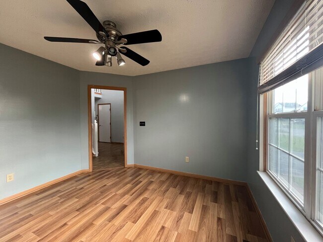 Foto del edificio - Spacious 3-Bedroom Home with Office, Basem...