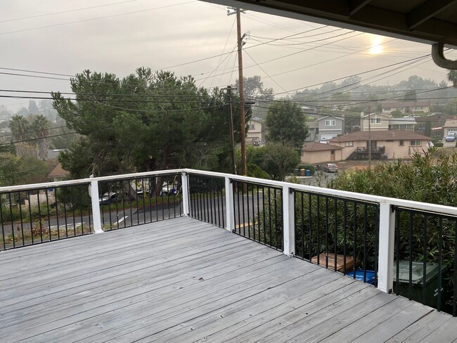 Building Photo - Charming 2 bedroom with a backyard and a l...