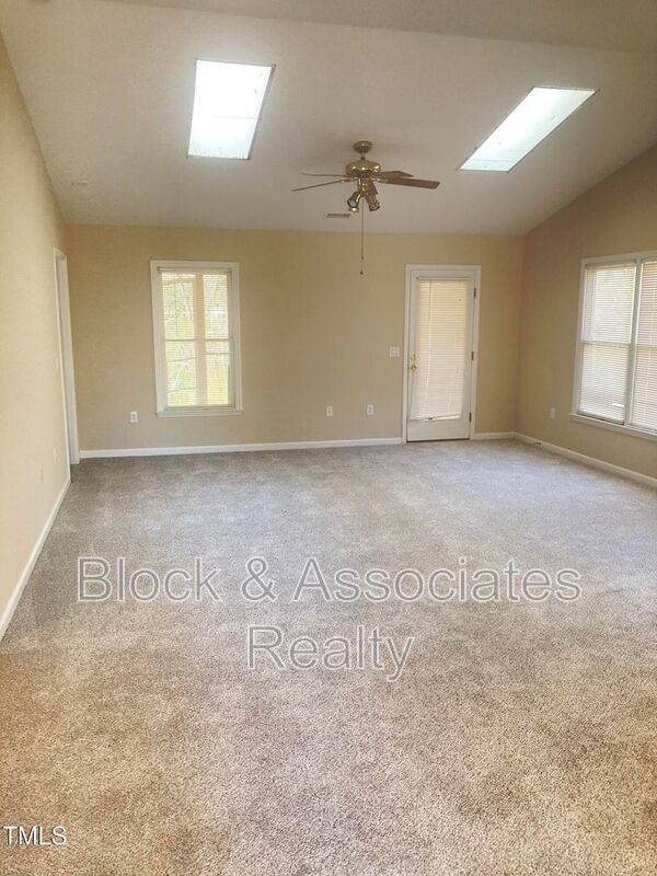 Building Photo - 404 Creekway Dr