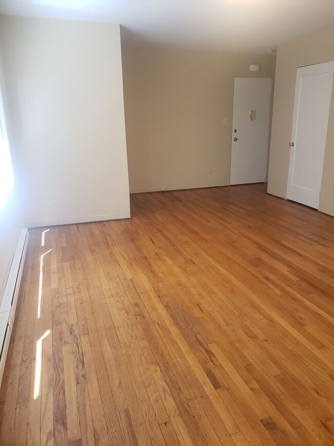 Foto del edificio - Classic Studio Apartment in The Heart of Sellwood