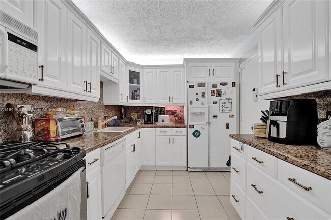 Building Photo - 3140 S Ocean Dr