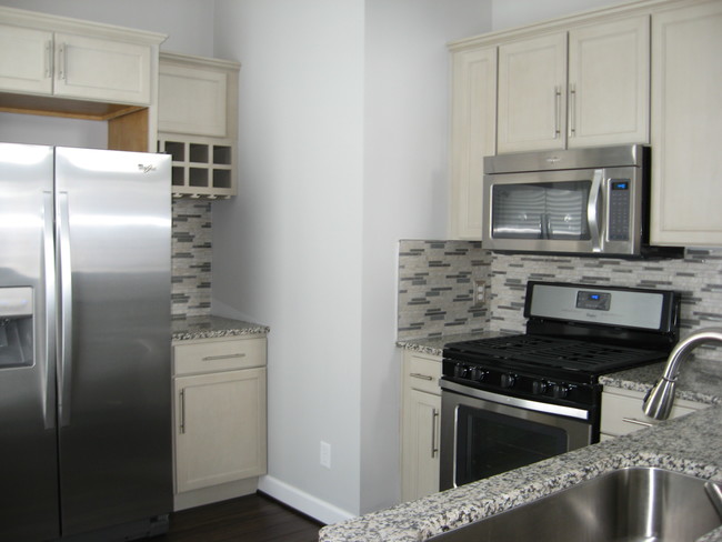 Gas range - 612 S Main St