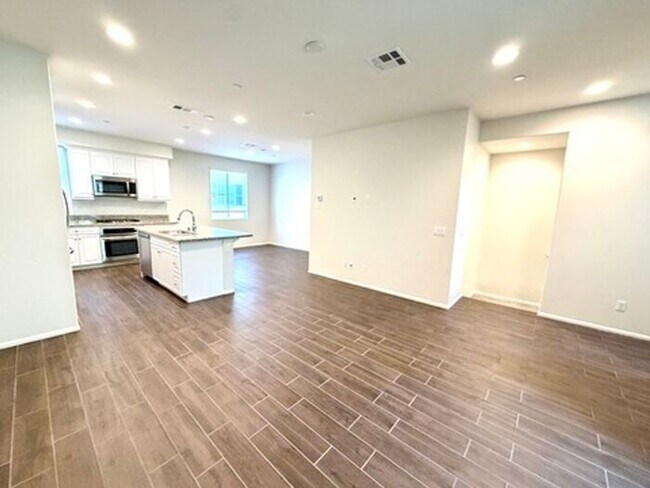 Foto del edificio - Luxury Townhome for Lease in Rancho Cucamonga
