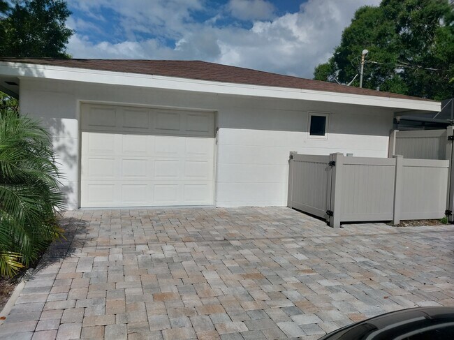 Foto del edificio - 2587 Ringling Blvd