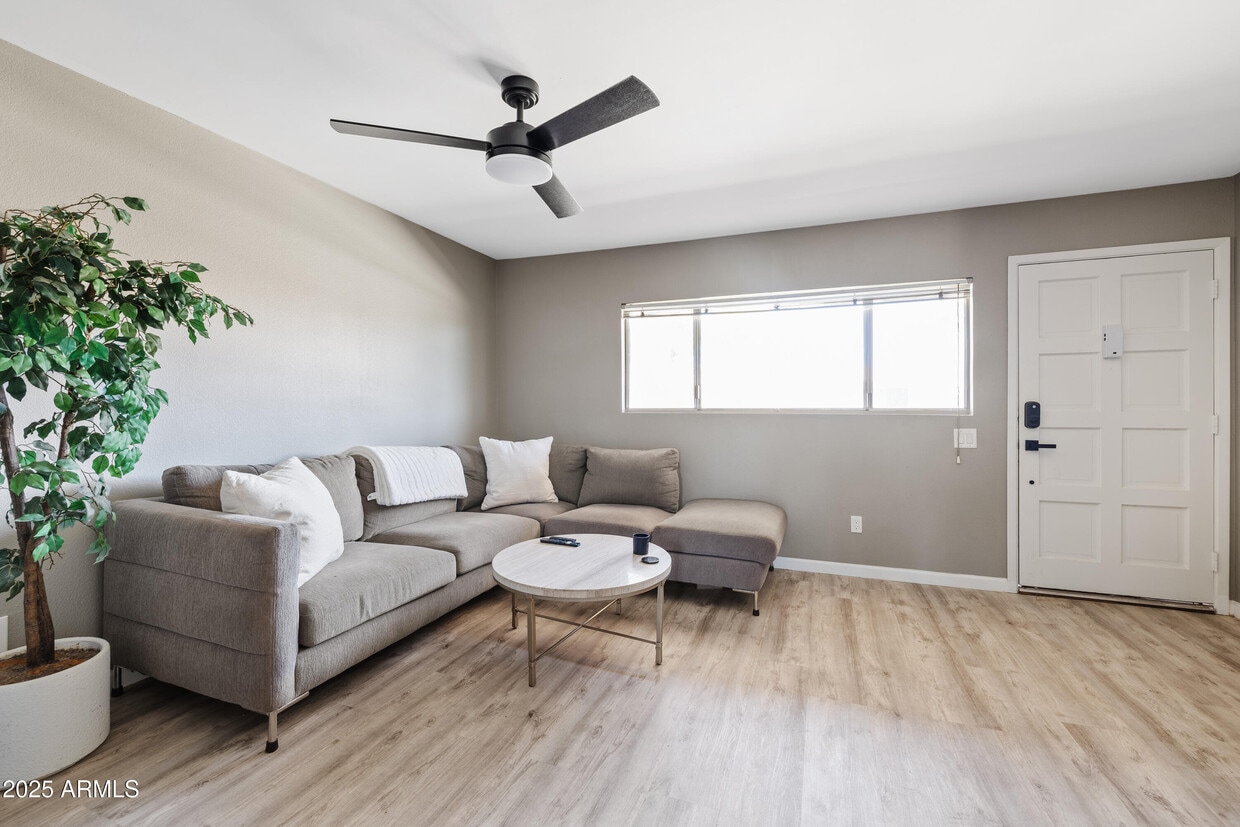 Foto principal - 7436 E Chaparral Rd