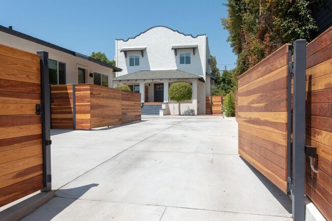 Building Photo - Spacious & Updated 1 Bed 1 Bath in the Heart of Echo Park - Parking & Laundry