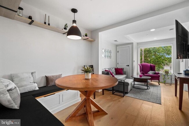 Building Photo - 919 12th St NE