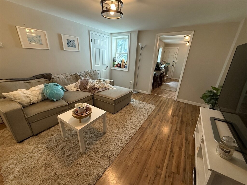 Primary Photo - 281 Bowen St