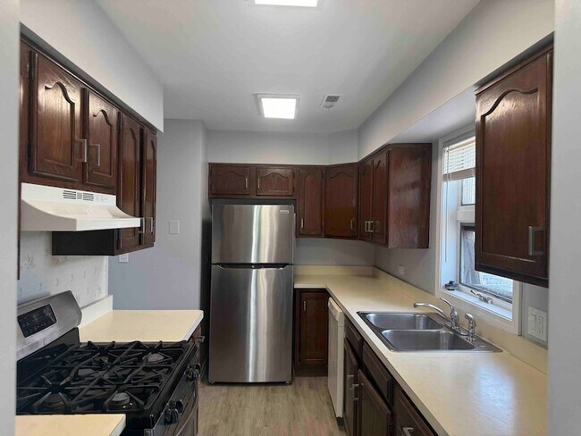 Foto del edificio - 8344 Bennett Ave