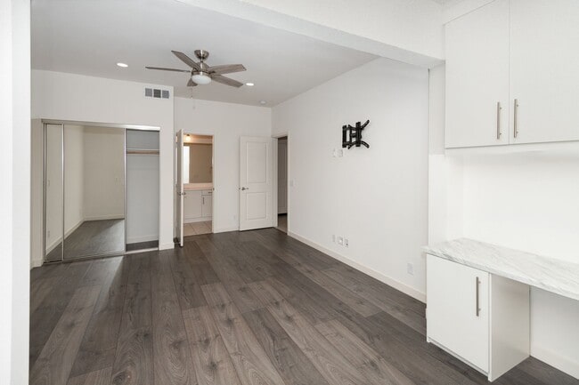 Foto del edificio - 4 Bedroom, 3 and 1/2 Bath Townhome in the Great Park