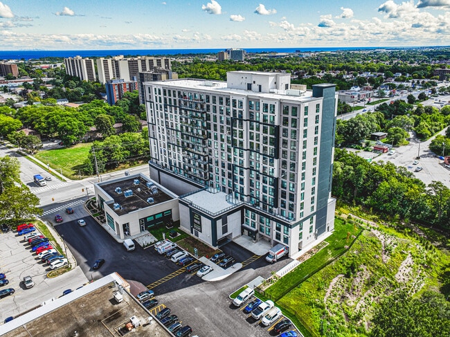Building Photo - 870 Queenston Rd