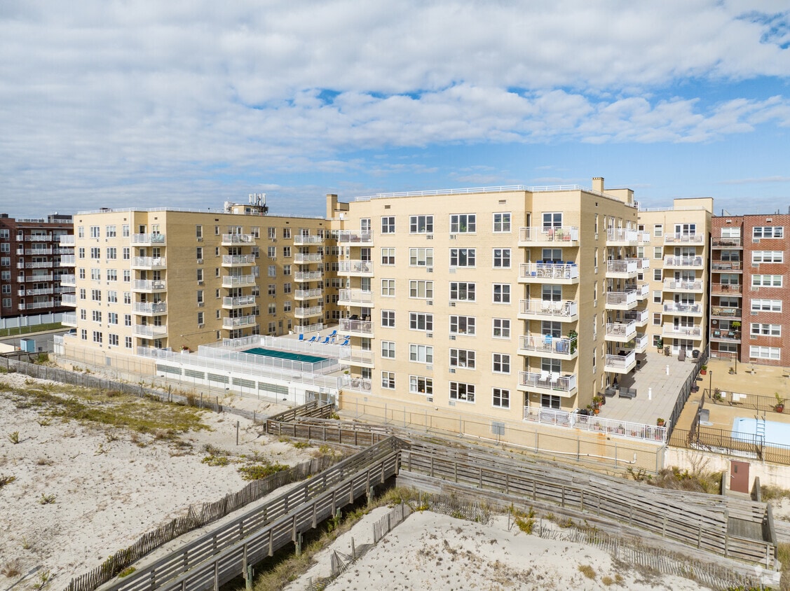 Waters Edge Apartments in Long Beach, NY