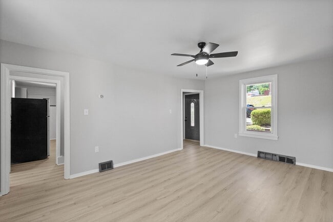 Building Photo - MOVE IN SPECIAL! SCORE HALF OFF 1ST MONTH'...