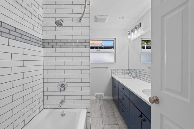 Building Photo - Elegant and Spacious Air-Conditioned Lincoln Park Rambler