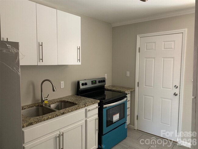 Building Photo - 2717 Columbus Cir