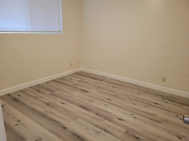 Building Photo - 10917 Blix St